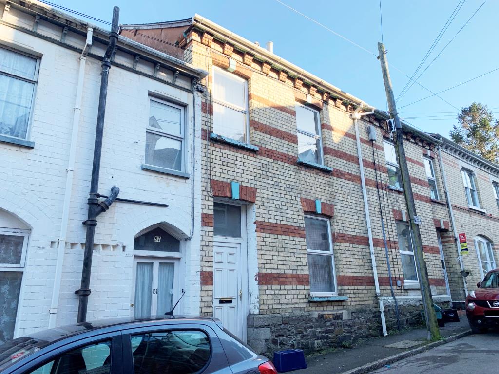 Lot: 40 - TERRACED PROPERTY FOR IMPROVEMENT - External photo of front elevation from different angle